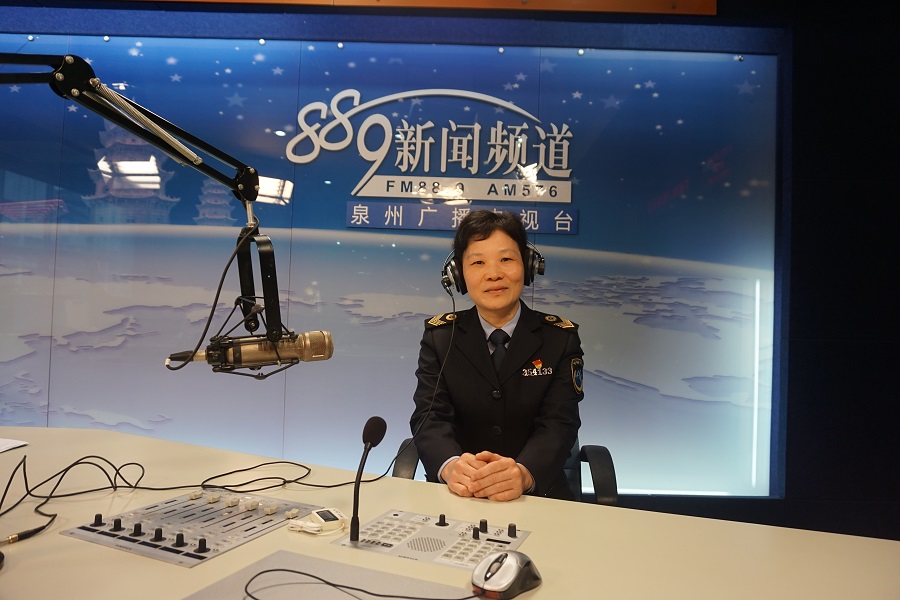 市卫计执法支队第六次走进“政风行风直通车”